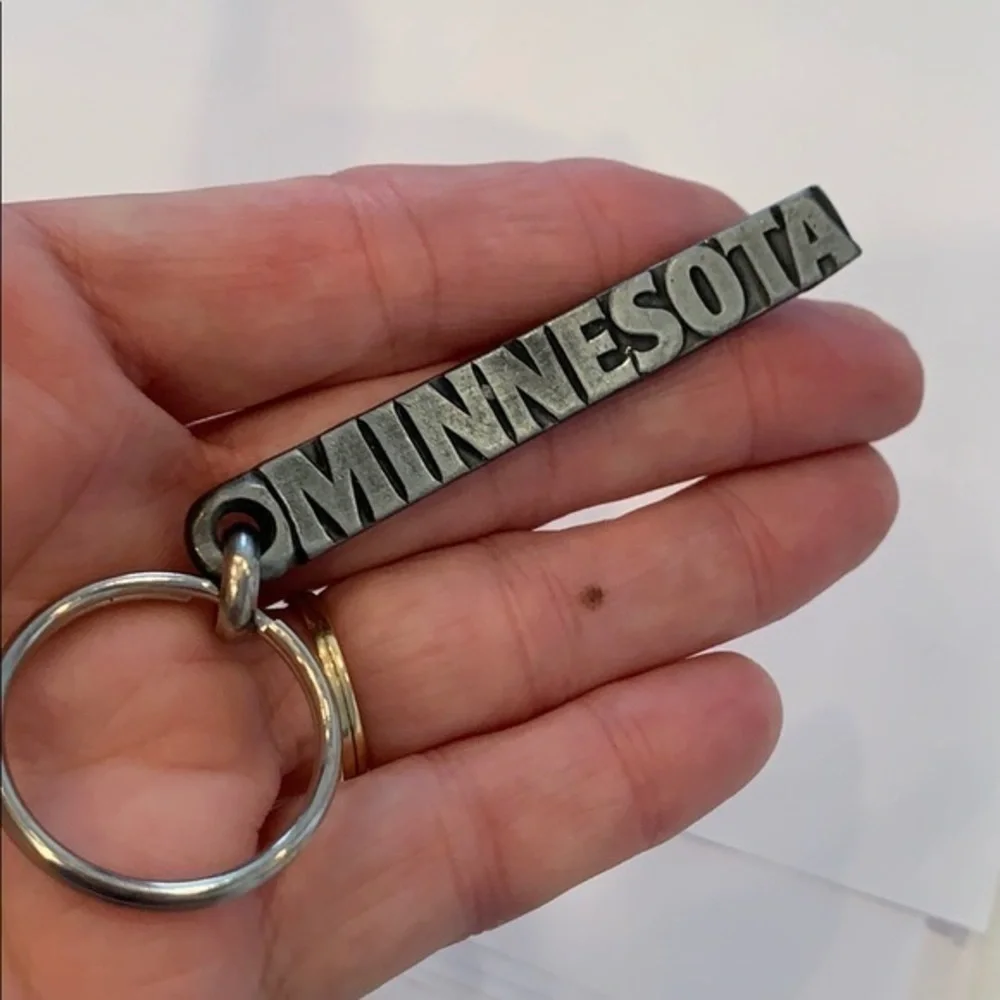 💐5/25 Minnesota silver tone key chain spell out